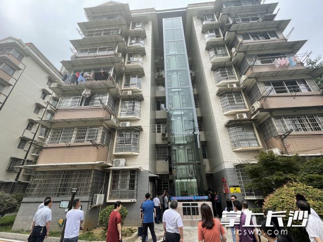 市住建局党员干部现场查看了小区党建、加装电梯以及公共服务等情况。长沙晚报记者 陈焕明 摄