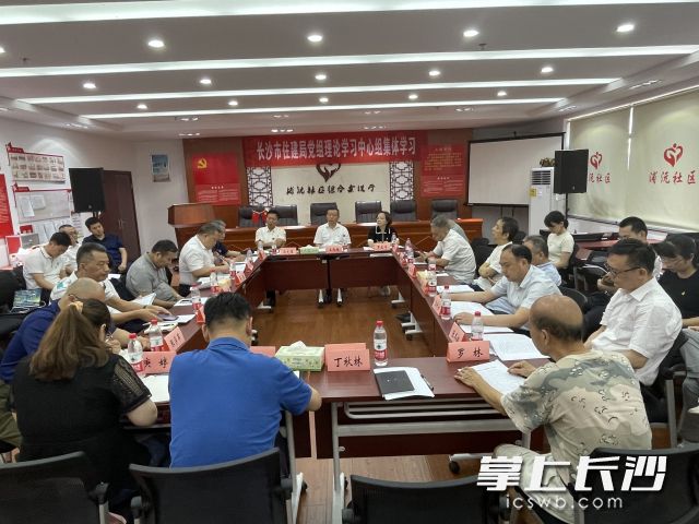 市住建局机关党员干部走进浦沅小区开展“学史力行”专题学习教育。