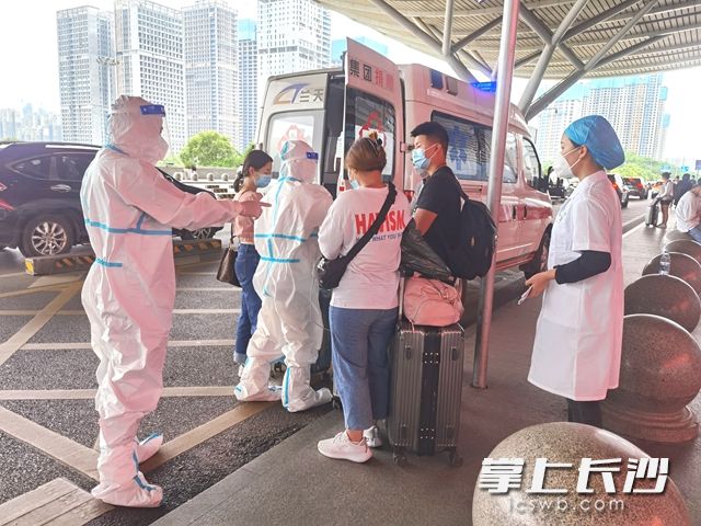 6月20日，在高铁南站出口，白马街道社区卫生服务中心医务工作者引导重点区域返湘人员进行“闭环”转运。