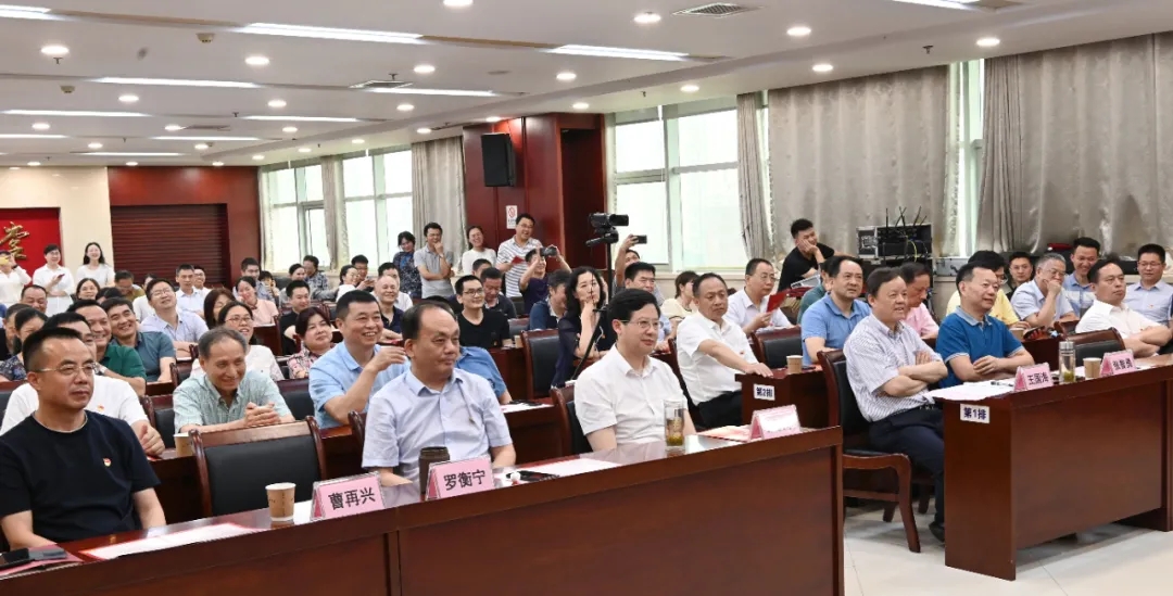观众们聚精会神地观看表演。