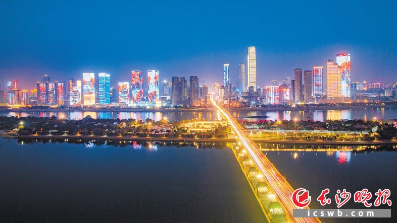 湘江两岸华灯齐亮,林立高楼的各种灯光与景观交相辉映,璀璨靓丽的长沙城在夜色中如梦似幻。长沙晚报全媒体记者 黄启晴 王志伟 邹麟 摄 湘江两岸华灯齐亮,林立高楼的各种灯光与景观交相辉映,璀璨靓丽的长沙城在夜色中如梦似幻。长沙晚报全媒体记者 黄启晴 王志伟 邹麟 摄