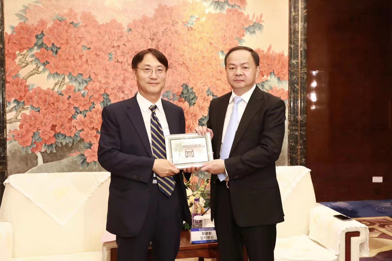 郑建新会见韩国驻华大使馆公使刘福根。刘书勤 摄   