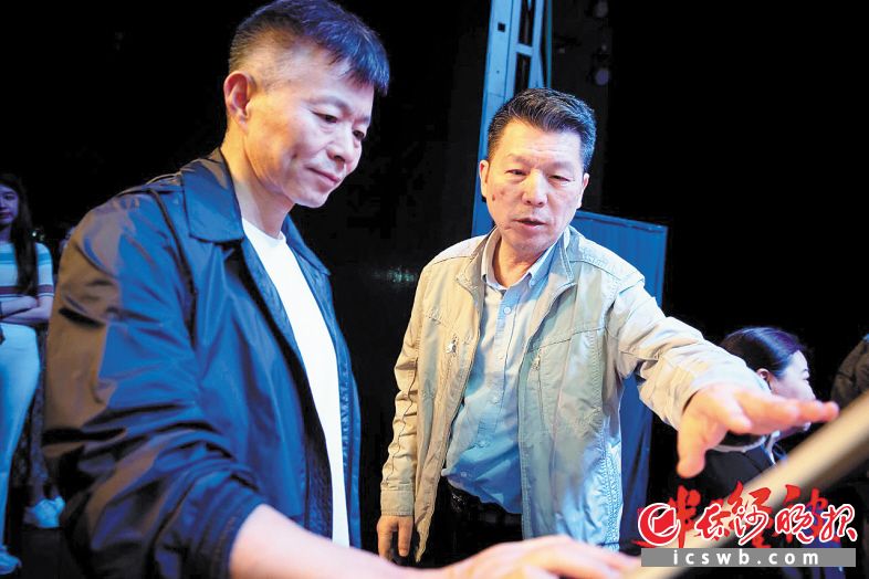 国家一级作曲、广东省音乐家协会原副主席杜鸣（右），正在和《半条红军被》主演王宏伟沟通音乐如何演唱。