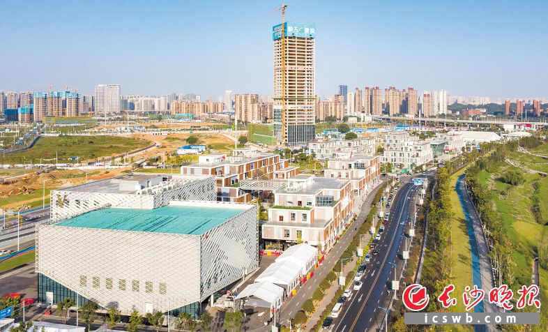 截至目前，马栏山视频文创产业园累计完成投资208亿元，园区配套基础设施日臻完善，引入企业达1922家。长沙晚报全媒体记者 邹麟 摄