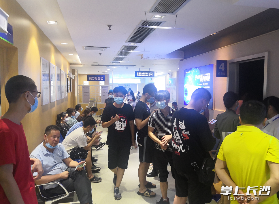 高考结束后，各大眼科医院、眼科门诊迎来“摘镜潮”。图为长沙爱尔眼科医院迎来大量考生做术前检查，打算接受近视手术。  长沙晚报通讯员 周巧 摄