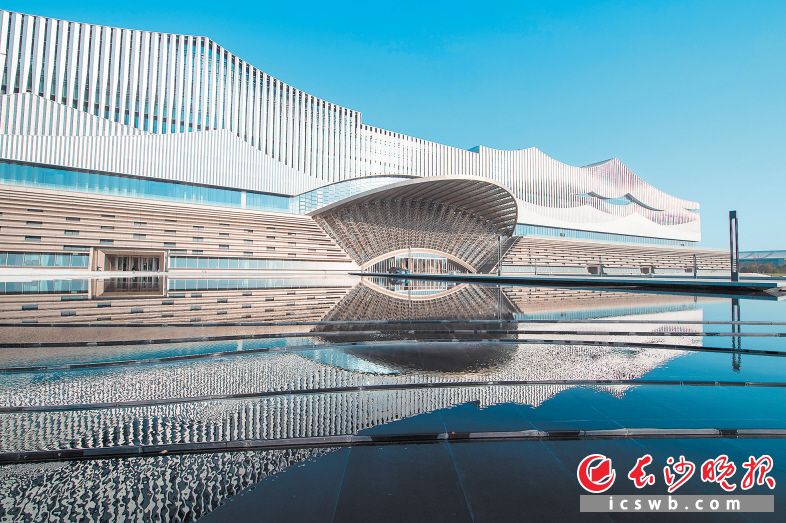 建筑立面借鉴中国山水画表现手法呈现的长沙国际会议中心,体现了“潇湘水云,百家星城”的地域文化,它已成为各类国际中高端会议承办地,与长沙国际会展中心形成“双引擎”,推动会展片区经济高质量发展。 长沙晚报全媒体记者 王志伟 摄 建筑立面借鉴中国山水画表现手法呈现的长沙国际会议中心,体现了“潇湘水云,百家星城”的地域文化,它已成为各类国际中高端会议承办地,与长沙国际会展中心形成“双引擎”,推动会展片区经济高质量发展。 长沙晚报全媒体记者 王志伟 摄