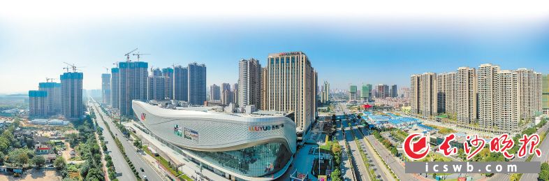 告别曾经的稻田菜地,高铁新城片区内,大道通衢、高楼林立,现代气息扑面而来。长沙晚报全媒体记者 陈飞 摄 告别曾经的稻田菜地,高铁新城片区内,大道通衢、高楼林立,现代气息扑面而来。长沙晚报全媒体记者 陈飞 摄