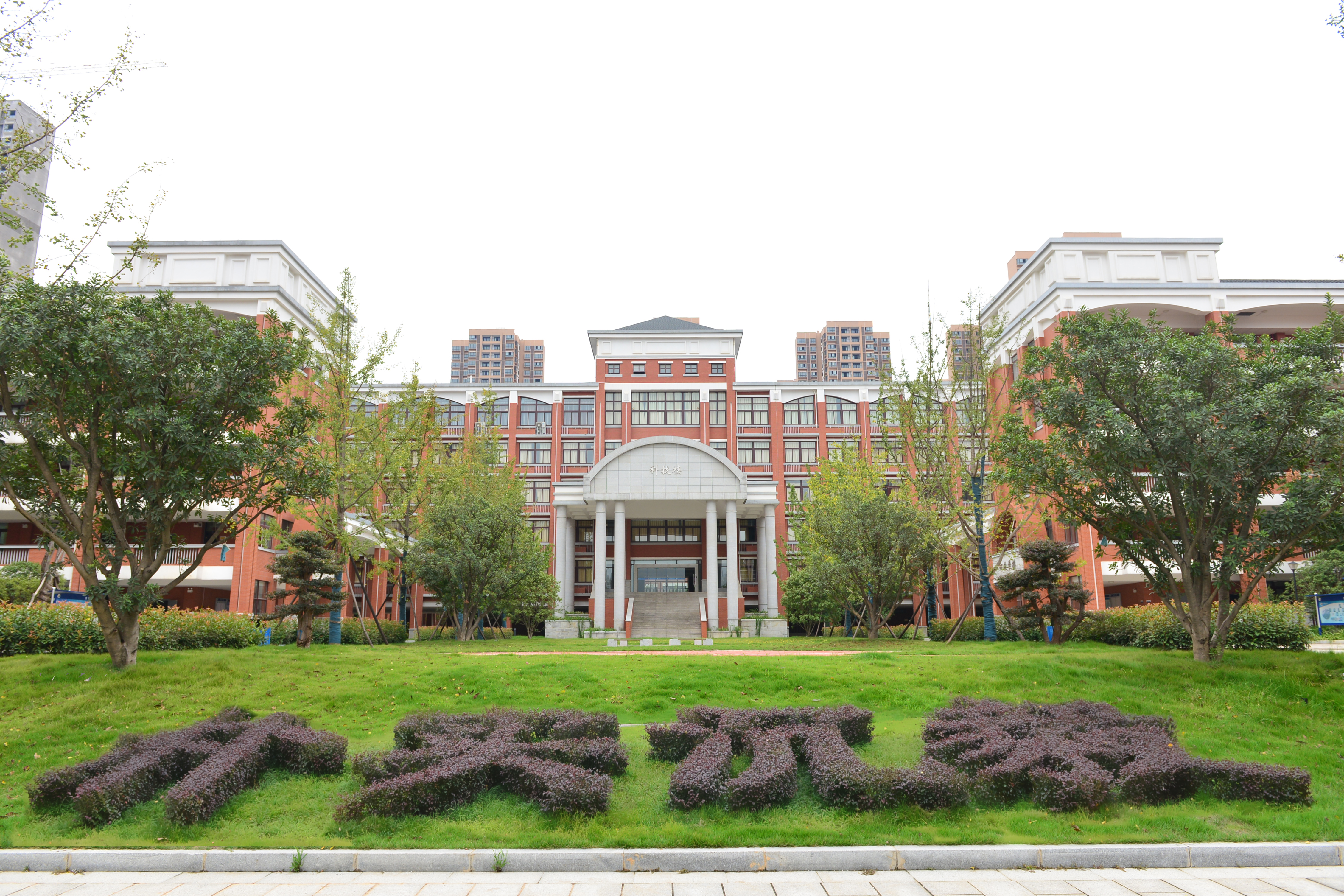 学校朴实沉毅广场