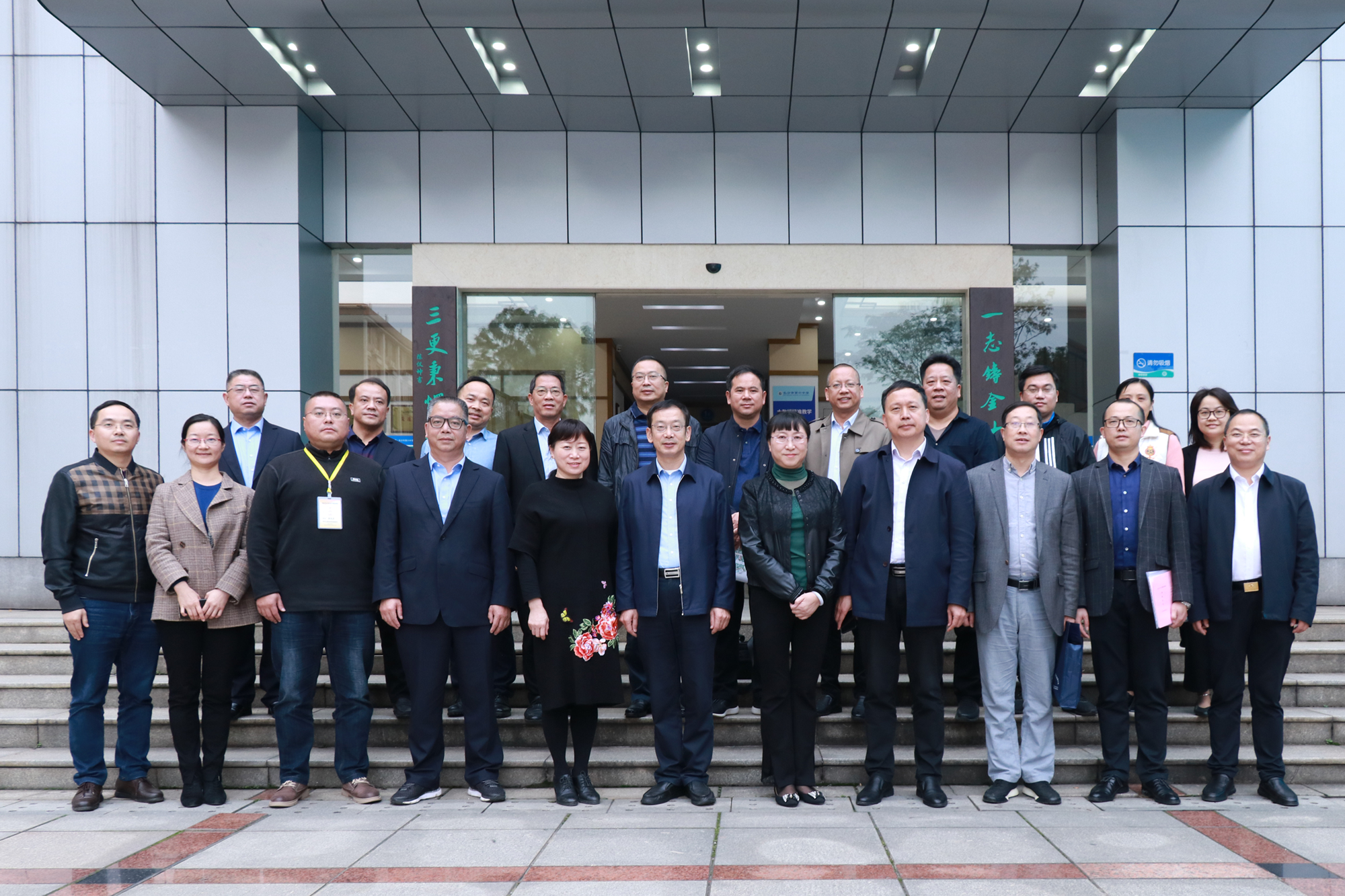 长郡中学副校长陈来满（正中）到我校讲座。