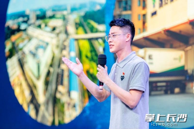 宣讲员用饱满的热情、扎实的理论功底激情宣讲。 长沙晚报通讯员 吴娇 摄