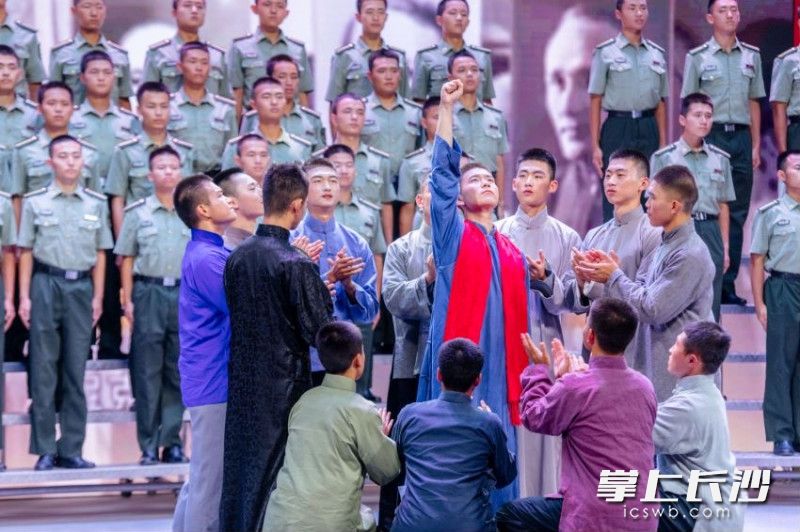 党史教育以歌舞情景剧的生动形式进军营，“党史红”与国防绿辉映。 长沙晚报通讯员 吴娇 摄