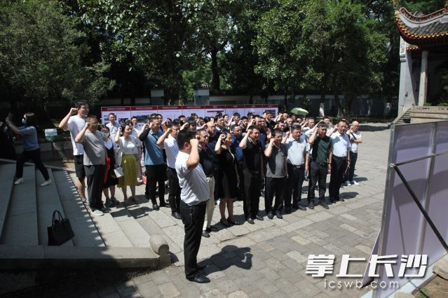 23日，长沙市公共工程建设中心组织百余名党员走进湖南大学岳麓书院与岳麓山大学科技城参观学习，并开展党史学习教育第四次专题学习。