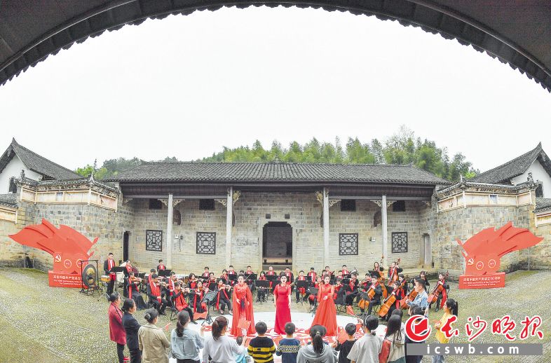 熟悉的《浏阳河》等红色经典旋律在浏阳锦绶堂响起，吸引了众多市民和游客前来围观。 长沙晚报全媒体记者邹麟 摄