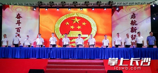 大会在庄严的国歌声中拉开帷幕。