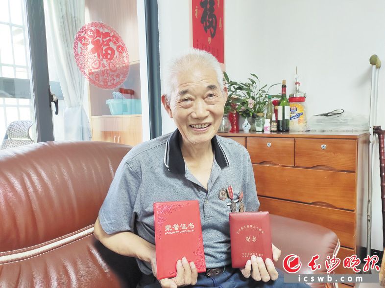 卢鸣皋老人。　　长沙晚报通讯员 宋彬彬 摄