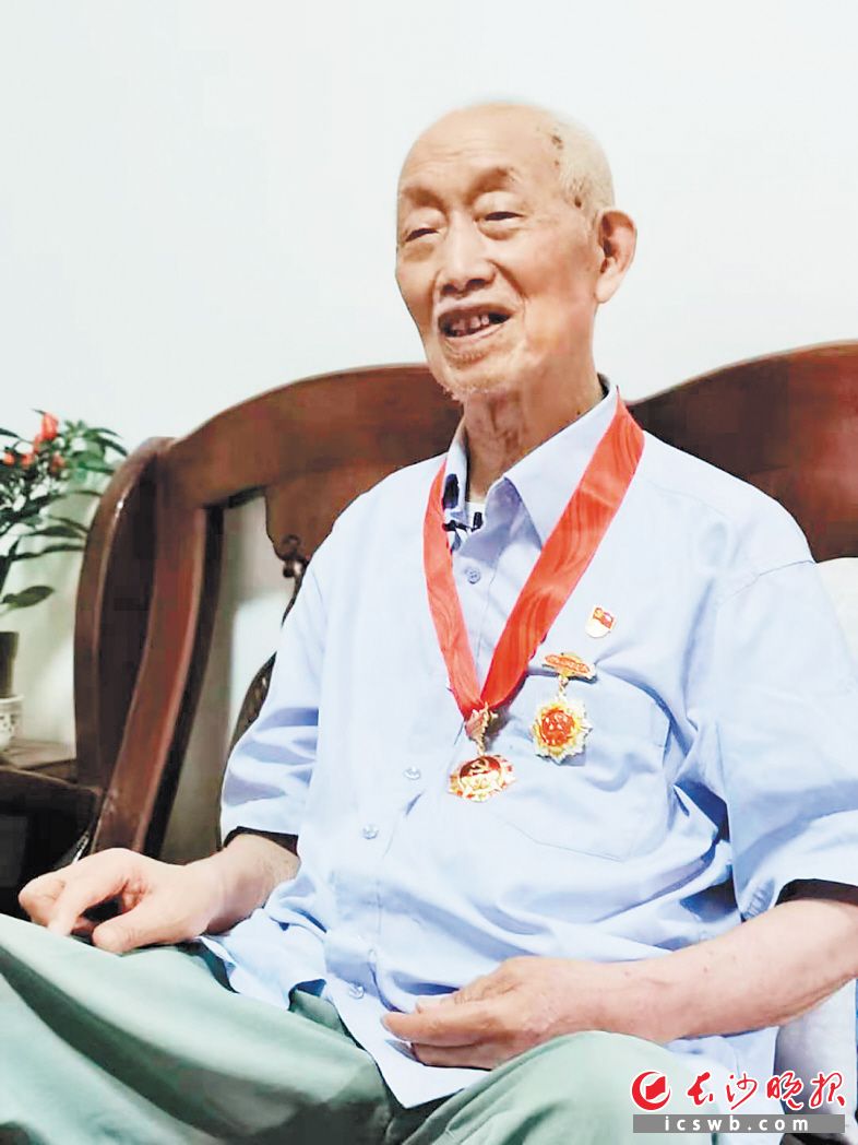 袁希良老人。长沙晚报全媒体记者 朱炎皇 摄