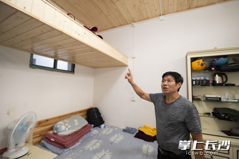 周云飞指着房间里建起的阁楼说道，“你看这里还有这么一大块空间方面居民储物。”