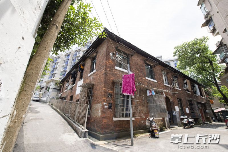 席草田139号公房始建于上个世纪50年代，住有二十余户居民。