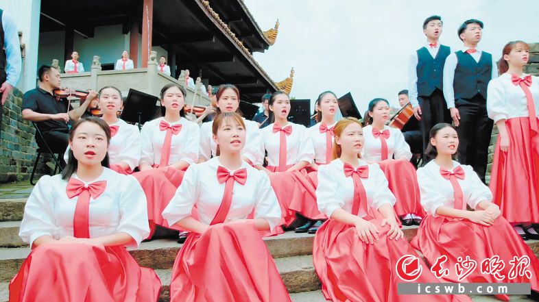 天心区因天心阁而得名，图为长沙交响乐团的艺术家在天心阁城楼前演出。
