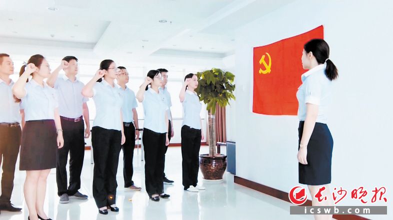 实景交响诗的录制是与党史学习教育相结合，图为天心区党员干部在重温入党誓词。