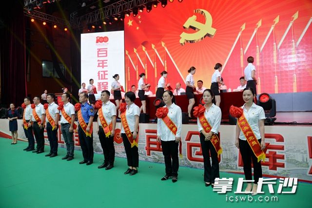 高新区优秀共产党员、优秀党务工作者荣誉称号的部分代表上台接受表彰。