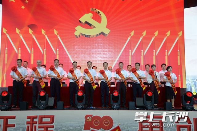 高新区十佳领导干部上台接受表彰。