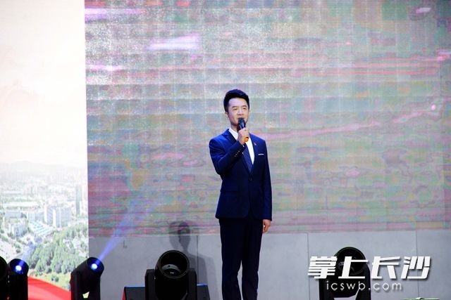 湖南党史成列馆讲解员周密深情演绎节目《藏在衣柜里的父子情》。