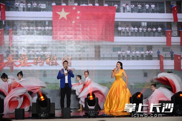 华自科技股份有限公司带来节目男女对唱《我和我的祖国》。