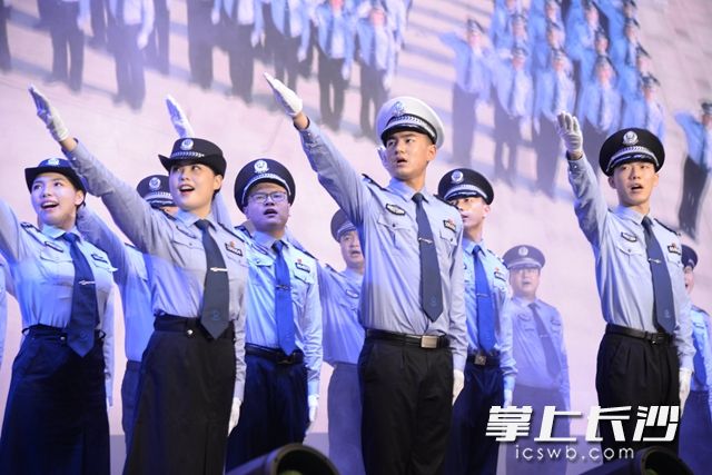舞台情景剧《家国有我》让观众感受到了高新民警的风采。