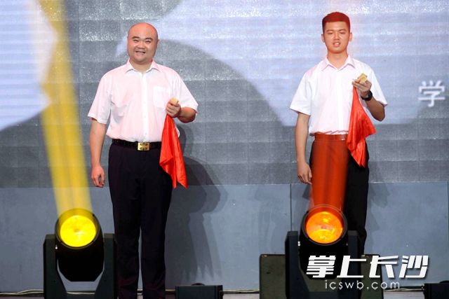 天际汽车科技集团有限公司带来音乐快板《党的光辉照我心》。