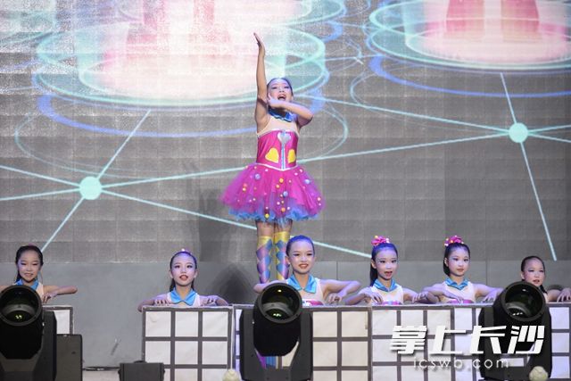 湖南亿盛科技与麓谷小学、麓谷二小联袂带来机器人舞蹈《与未来牵手》。