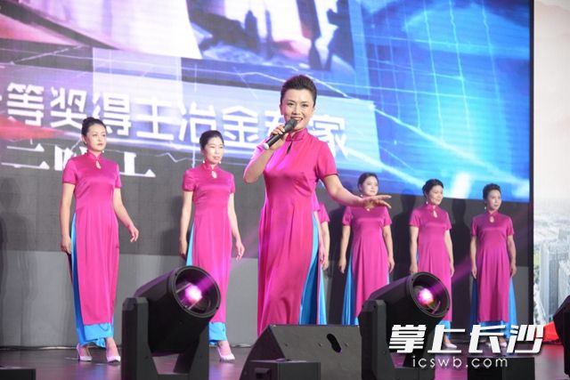 长沙高新技术产业开发区管理委员会表演旗袍秀《走进新时代》。