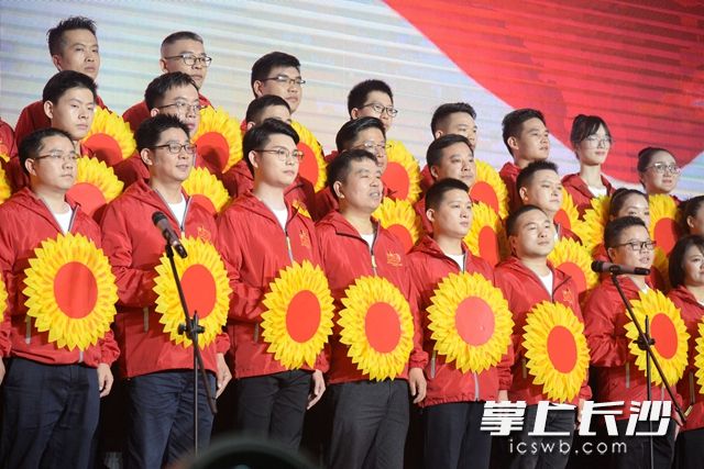 威胜控股有限公司合唱表演《在灿烂阳光下》。