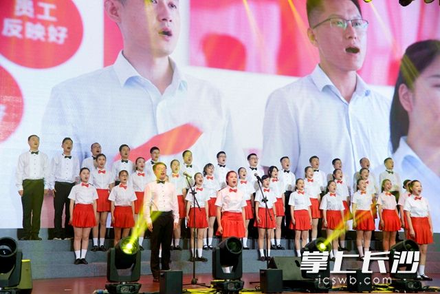 金杯电工股份有限公司合唱表演《红旗飘飘》。