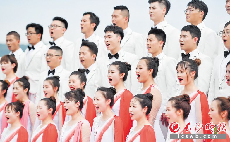 橘子洲头，合唱演员们放声歌唱。