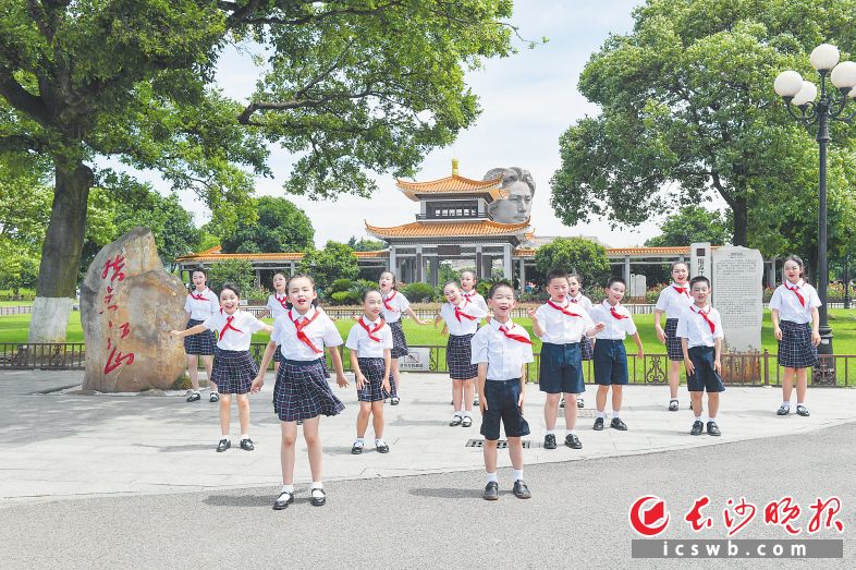 孩子们载歌载舞，表达对美好生活的热爱。