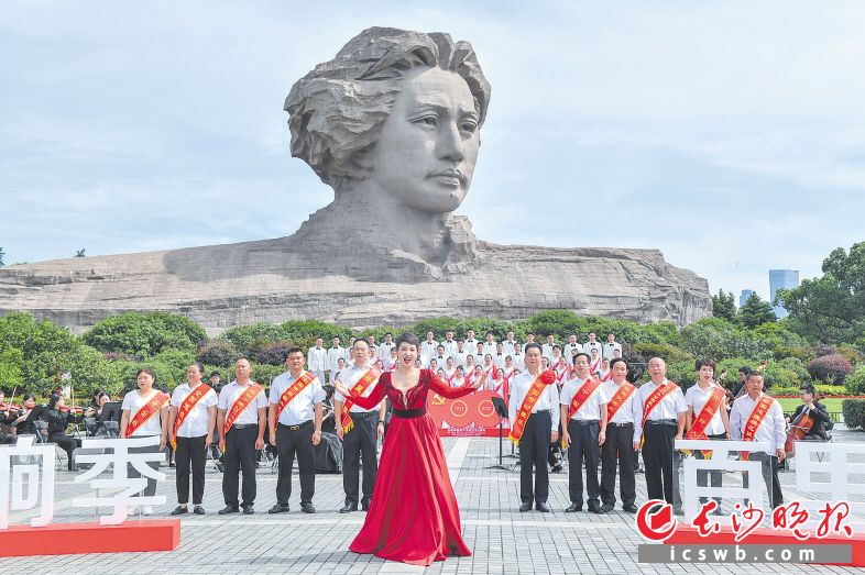 橘子洲头歌声嘹亮，这是一方青春的热土，152万岳麓人成功“再造一个新长沙”，铺展着“一江两岸，比翼齐飞”的瑰丽画卷。 图片除署名外均为长沙晚报全媒体记者 邹麟 摄