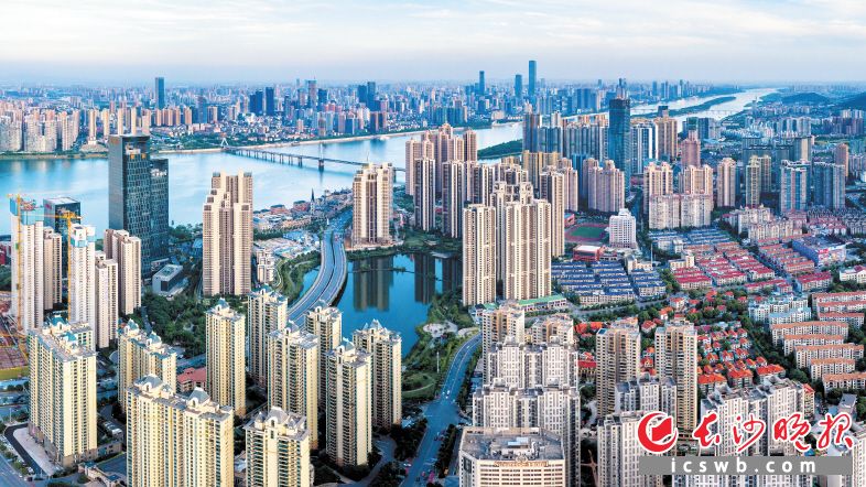 远眺滔滔湘水，岳麓区正携带着延续千年的创新创业因子，奋力谱写现代化新城建设的新篇章。　　杨利人 摄