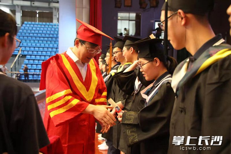 每年明德中学都会为高三学子举行富有仪式感的毕业典礼。