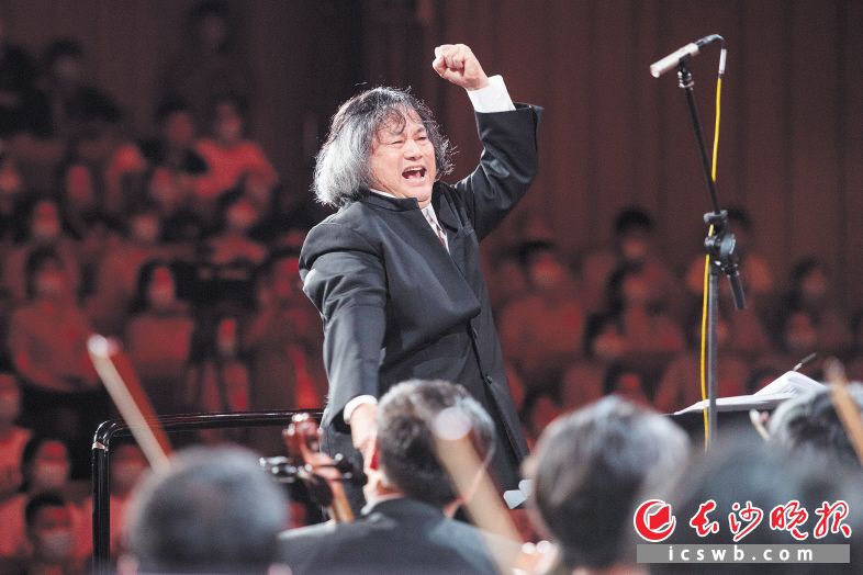 音乐会邀请著名指挥大师汤沐海执棒，他对交响合唱《东方红》倾注了大量心血，激情洋溢的指挥令演出极具感染力。
