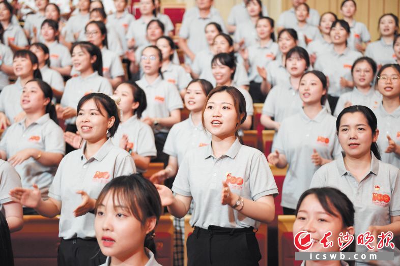 在演出正式开始前，各行各业、各区县（市）的15支合唱团现场拉歌，观众席上歌声、掌声、欢笑声此起彼伏，全面营造了“党的盛典、人民的节日”浓厚社会氛围。