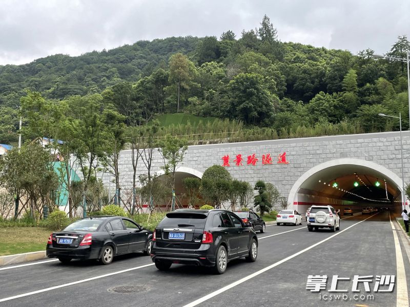6月30日，含浦大道南北段、麓景路南延线全线通车，河西新添一条南北向全线无红绿灯快速通道。