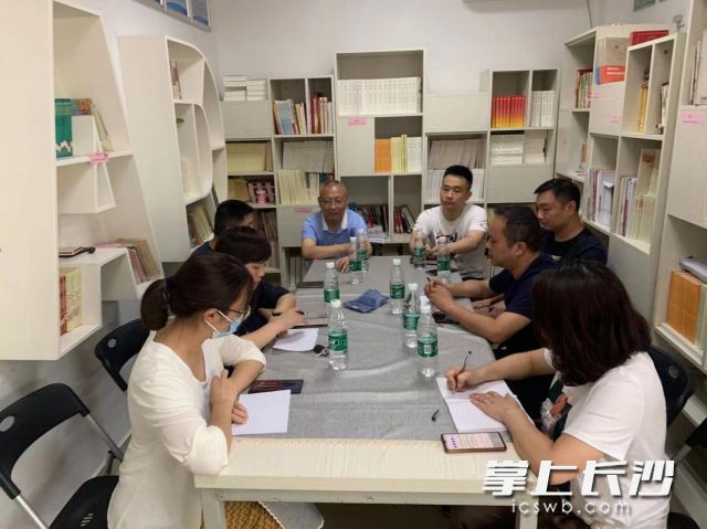 韭菜园街道党工委书记唐益人、办事处主任梁田调度汤家岭社区安全生产工作