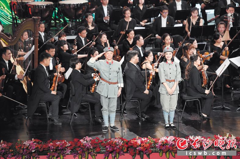 在28日举行的音乐会上，著名男高音歌唱家王宏伟、女高音歌唱家刘一祯，身着剧中红军战士装扮，带来原创民族歌剧《半条红军被》唱段《韭菜花开一杆心》。长沙晚报全媒体记者 黄启晴 摄