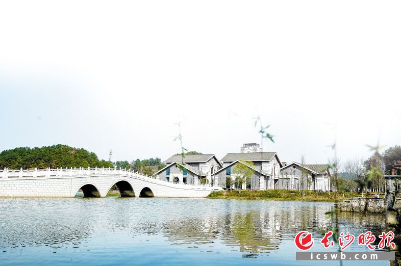 石壁湖公园碧波荡漾，风景宜人。盛磊 摄