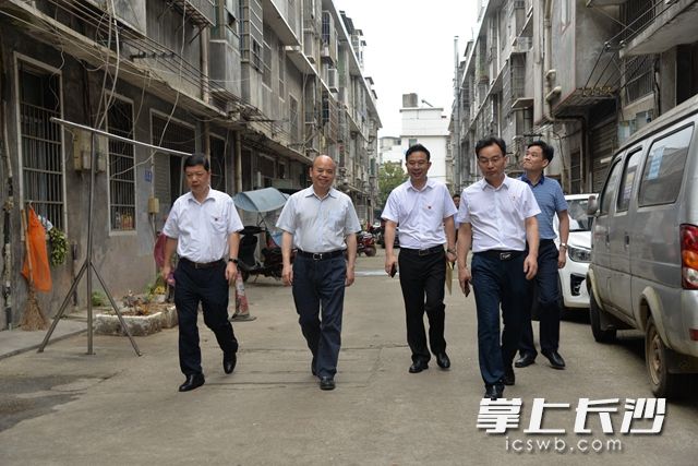 6月29日，长沙高新区管委会主任郭力夫（左二）带队走访慰问困难党员、优秀共产党员。