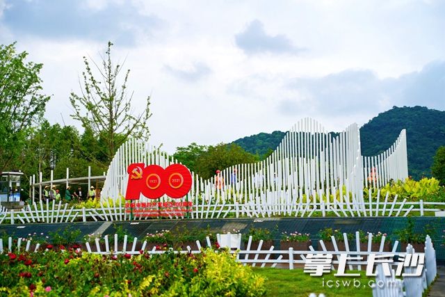 6月30日，尖山湖公园南广场的“美丽中国盛世花”已全部建设完毕，吸引着大家前来打卡拍照。