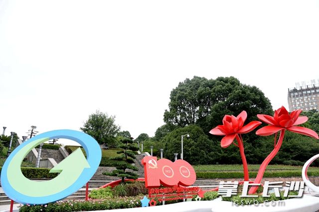麓谷公园北入口的“三高四新芙蓉花”景观已建设完成。