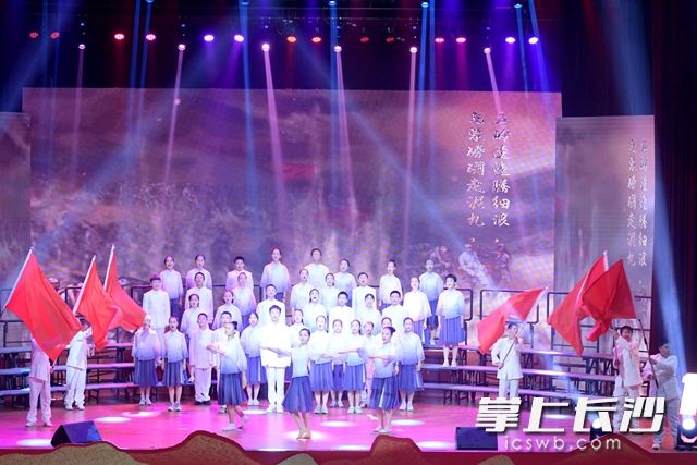 6月30日晚，高新区教育系统庆祝中国共产党成立100周年暨“七一”表彰大会举行。