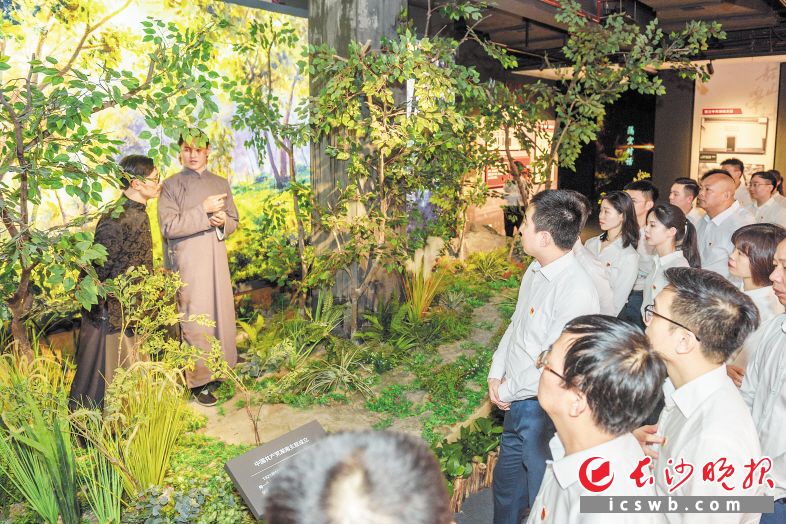 专题陈列立体呈现了中国共产党湖南支部成立时的场景。